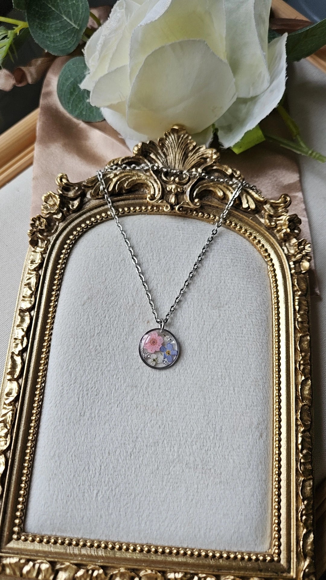 Floral Round Necklace